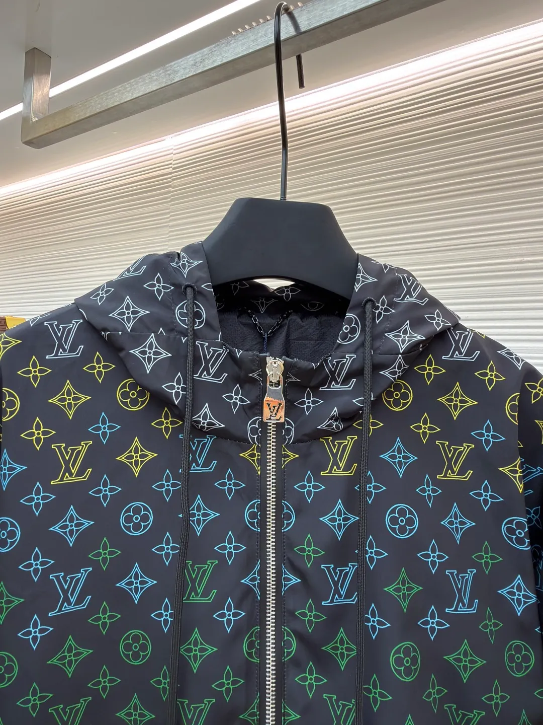 LOUIS VUITTON gradient logo jacquard jacket ●Original version: purchased and developed at 23099 ●Item number: 1680984-B25 ●Fabric: windproof technical fabric ●Technology: jacquard production ●Version: fitted version ●Weight: about 420 grams ●Size: S-M-L-XL ●Description: The whole piece of clothing was purchased for 23,900 ZP and disassembled. It is made of custom windproof jacquard technical fabrics and imported from Italy. It is decorated with Monogram printing throughout to render a subtle gradient effect. The placket is molded to customize the LV hollow letter zipper, the hooded drawstring design is molded to the hem, and the hem is molded to customize the LV letter logo adjustment buckle. It is truly a 1:1 copy. The overall wiring is straight and delicate, the fabric is comfortable and soft, and the color is consistent without color difference. It can be matched with the same style to create a fashionable look and control various occasions. Customized accessories, complete with three standards, same style for men and women!